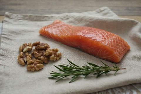 Omega-3 的天然来源：深海鱼、坚果、种子。ALA / EPA / DHA 各自的角色不同。