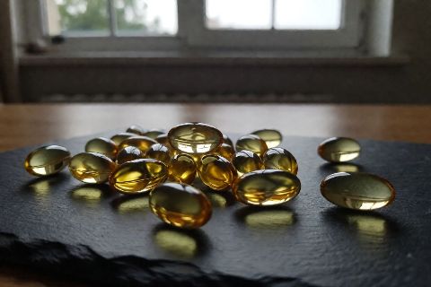 鱼油软胶囊。看上去都一样，标签上的数字却可能差 3 倍。