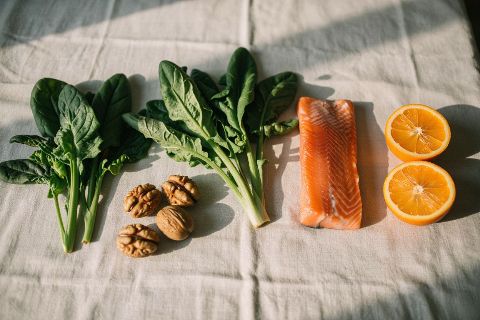 含钙食物不是只有牛奶——豆制品、深绿叶菜、坚果都在名单上。