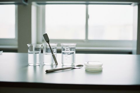 胶原蛋白吃了有用吗?把「吃进去」和「长出来」分开看 评估这类产品,要回到「可测量的终点」上:水分、弹性、皱纹深度。