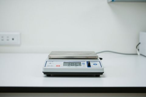 辅酶 Q10 位于细胞线粒体内膜，参与能量代谢的关键步骤。