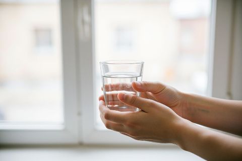 辅酶 Q10 到底有没有用?把药和保健品分开看 手与水的日常场景——补充剂的真实边界,往往落在这类日常判断里。