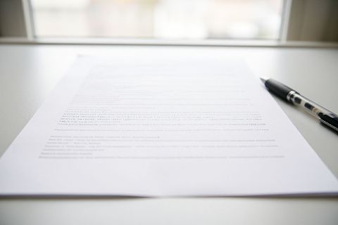 看懂英文标签的第一课:剂量单位与「每份含量」陷阱 同一张标签里,三个数字可能用的是三种口径。