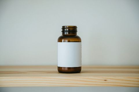 「每份」和「每瓶」差多少?Serving Size 是标签上最容易被算错的一格 一瓶能吃多久,取决于「每瓶份数」这一行,而不是成分表。