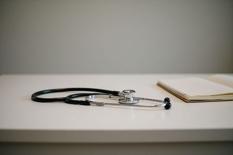 给长辈买保健品之前,先做这三件事 判断「该不该补」,靠的是记录和清单,不是感觉。